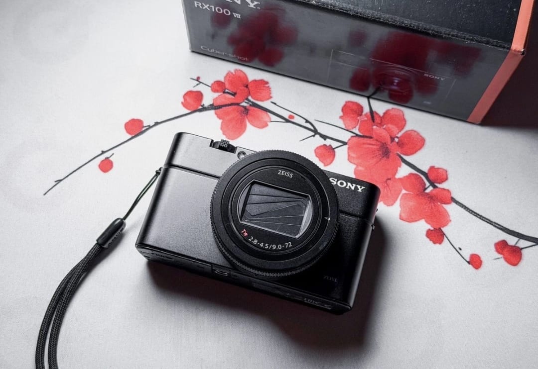 Sony RX100 VII 7 Cyber-shot ,1 Year Warranty, Mint with Box DSC-RX100 VII
